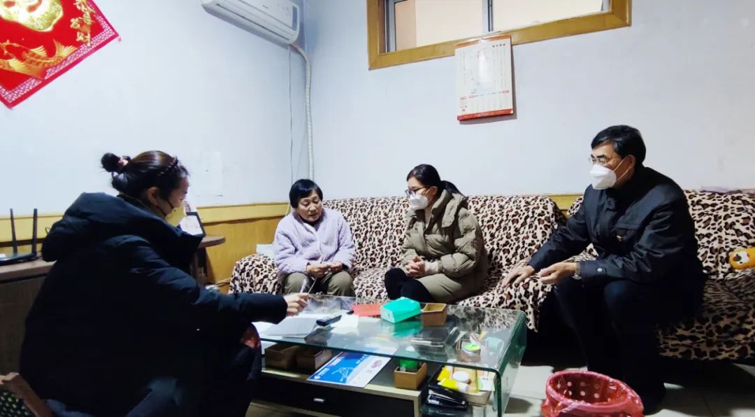 9728太阳集团集团春节走访慰问困难党员、退休员工